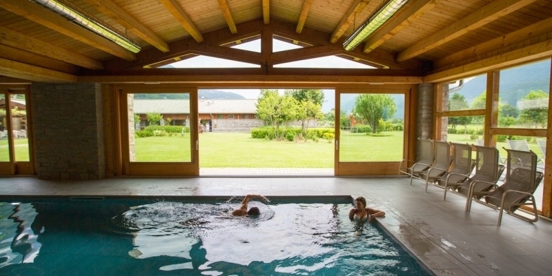 Cupido porta gli innamorati tra le montagne della Valchiavenna