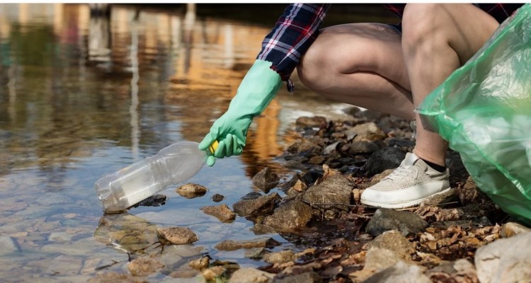 Indagine della BEI: il 94% degli italiani intende smettere di utilizzare le bottiglie di plastica