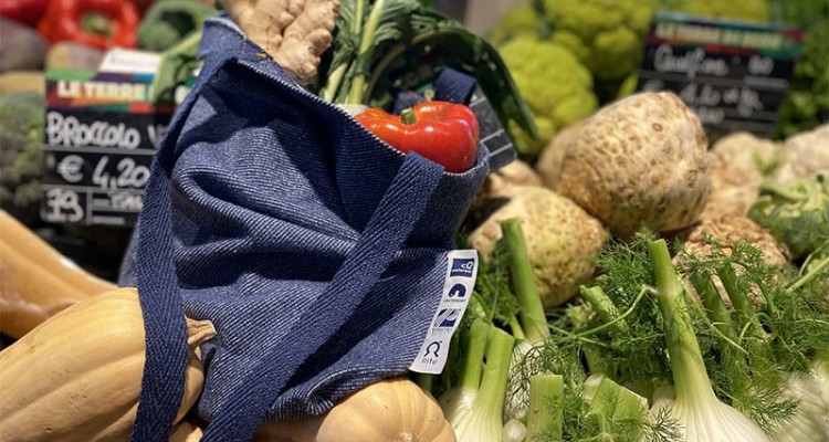 Re-Think your jeans: il progetto di raccolta di vecchi jeans nei negozi NaturaSì