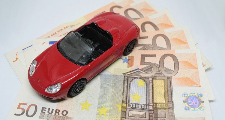 Manutenzione auto, servono 1.500 euro annui: -7.4% rispetto al 2019
