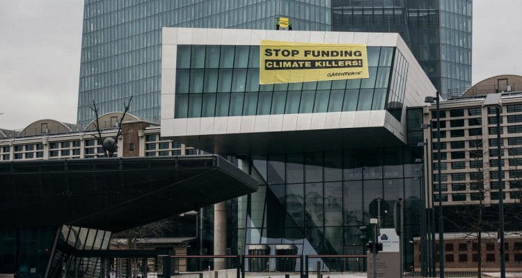 Greenpeace in azione sul palazzo della Bce: basta soldi ai giganti delle fonti fossili 