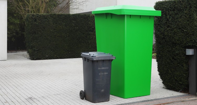 Per 7 italiani su 10 i contenitori per la raccolta dei rifiuti sono troppo piccoli