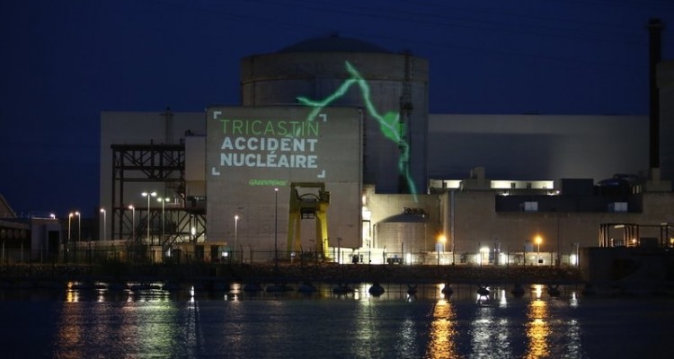 La Francia prolunga la vita di 16 centrali nucleari oltre confine