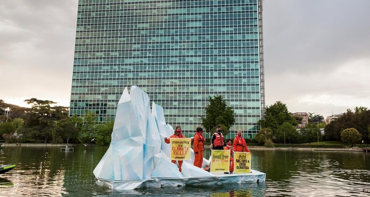 Greenpeace in azione, attivisti su iceberg davanti al palazzo di Eni a Roma