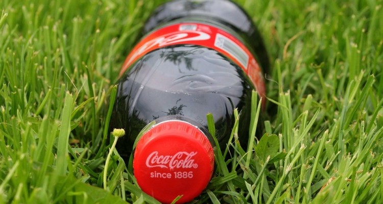 Coca-Cola presenta una nuova bottiglia con il 100% di plastica riciclata