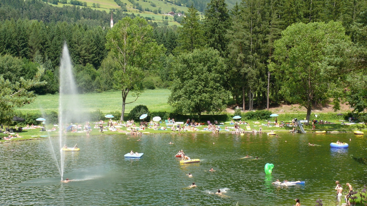 l laghetto di Issengo (BZ), unoasi nel bel mezzo  della Val Pusteria