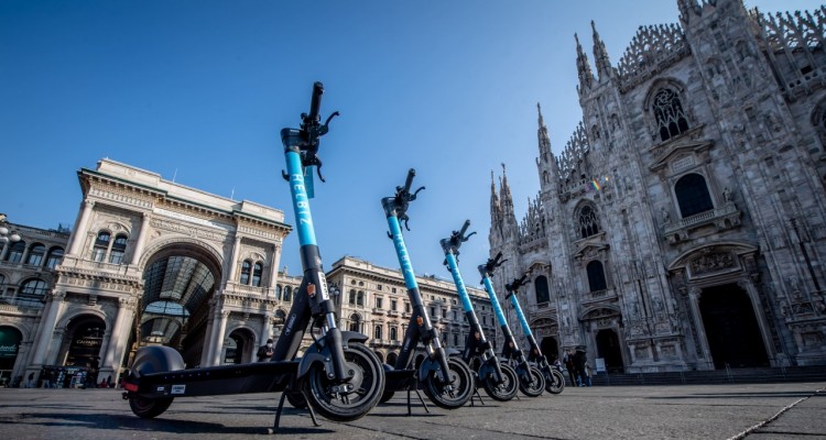 La nuova flotta Helbiz arriva a Milano: veicoli dotati di frecce e luci led 