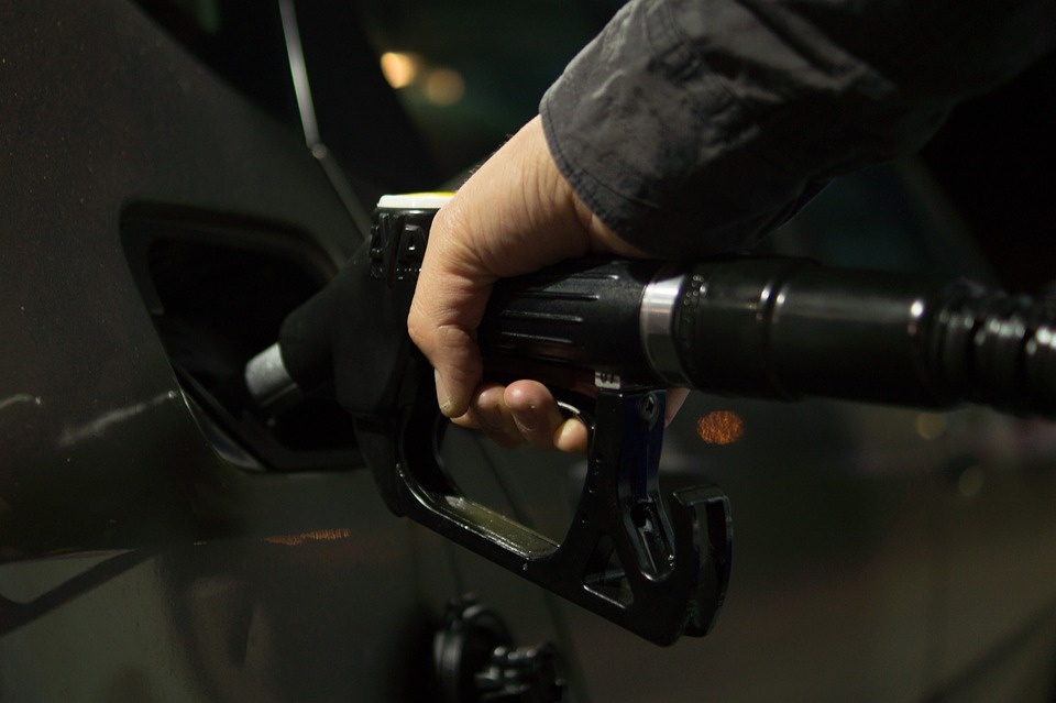 Caro carburanti: alla guida crescono comportamenti “virtuosi” che favoriscono il risparmio