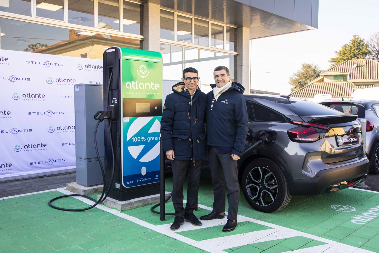 Inaugurata in Italia la prima stazione di ricarica rapida presso una concessionaria di Magenta della rete Stellantis
