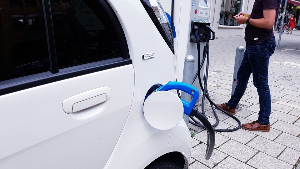 Auto elettrica, Altroconsumo: il costo annuo del rifornimento è circa di 500 euro, la metà rispetto a benzina e diesel