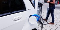 Auto elettrica, Altroconsumo: il costo annuo del rifornimento è circa di 500 euro, la metà rispetto a benzina e diesel