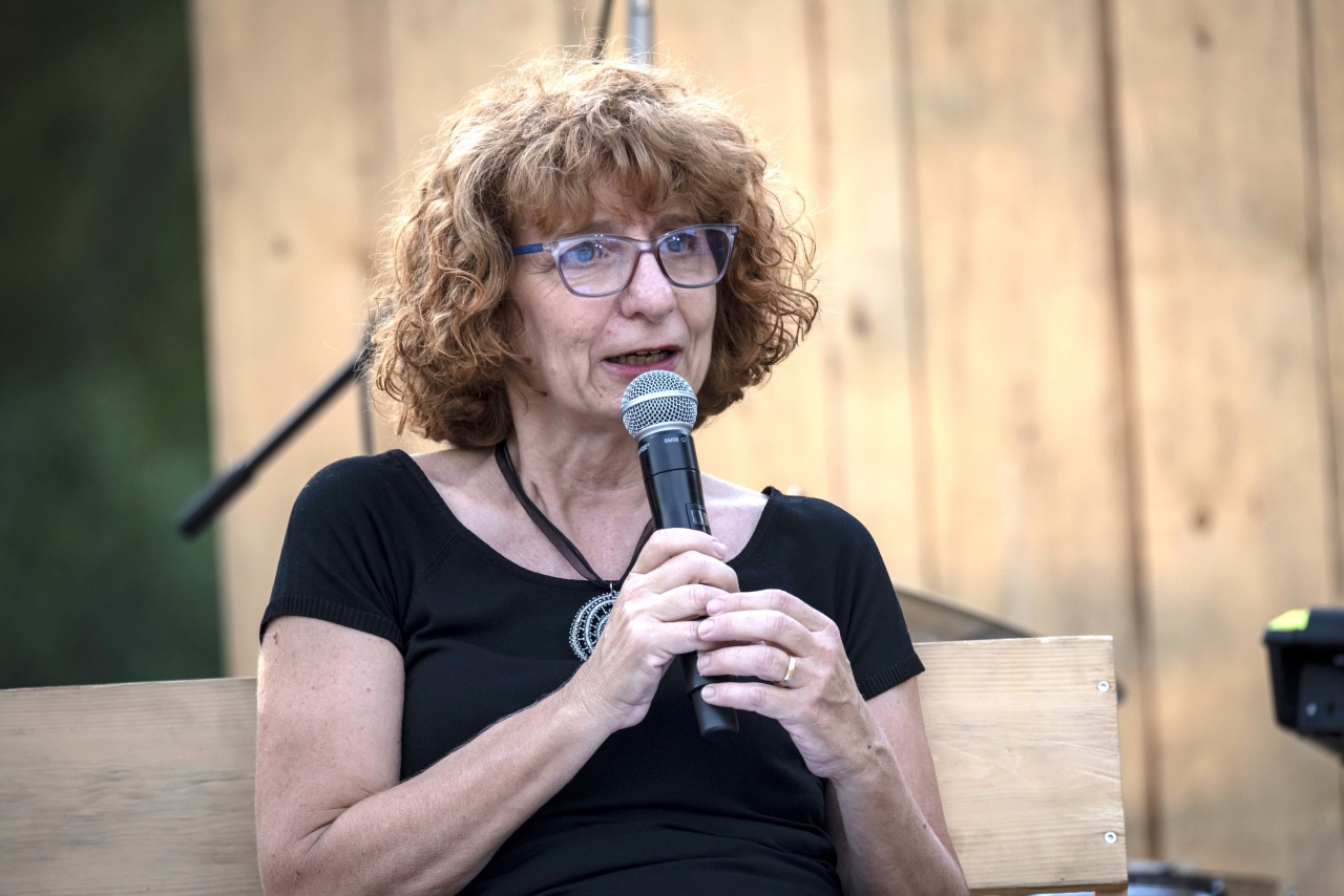 elena jachia direttrice area ambiente di fondazione cariplo durante il panel “quale futuro per la città” in occasione del green village di milano