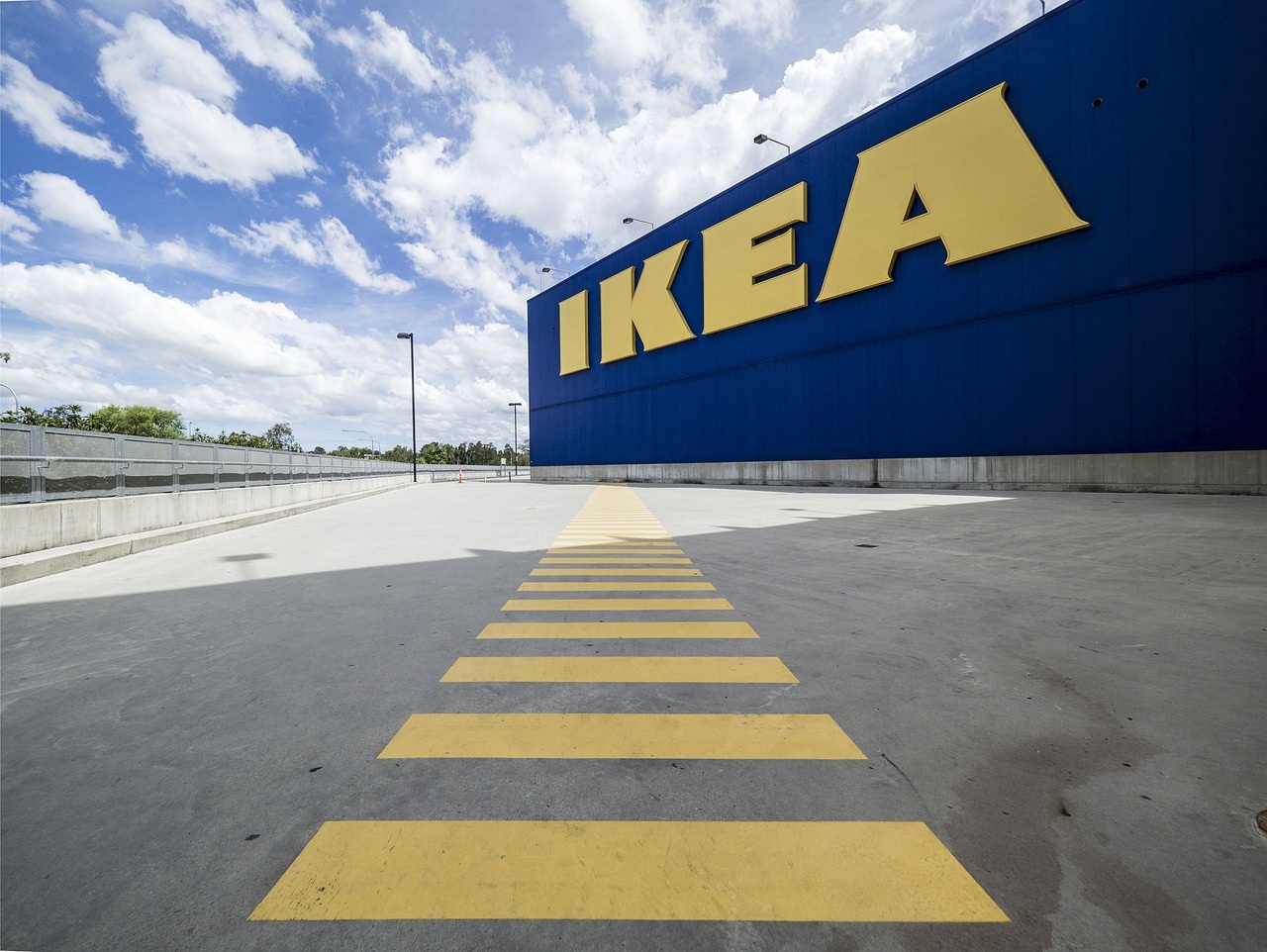 Ikea Italia: accordo con Plenitude per 250 nuovi punti di ricarica per veicoli elettrici negli store
