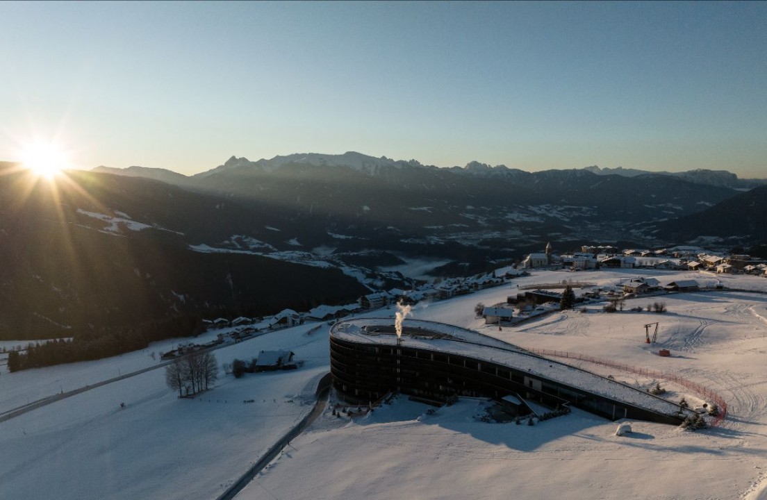 Un family hotel a forma di ghiacciaio: Familiamus, nuovo gioiello architettonico a 5 stelle in Alto Adige