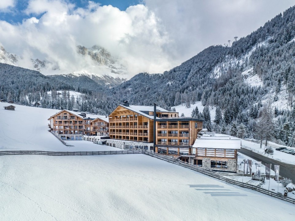Ciaspolate, sci-safari e arrampicata su ghiaccio nelle Dolomiti con le guide dell’hotel 5* Cyprianerhof, in Alto Adige