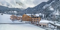 Ciaspolate, sci-safari e arrampicata su ghiaccio nelle Dolomiti con le guide dell’hotel 5* Cyprianerhof, in Alto Adige