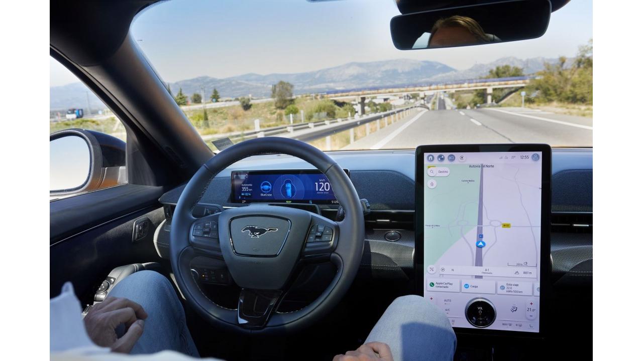 Guida senza mani sulle autostrade europee: Ford porta la tecnologia BlueCruise in 15 paesi 