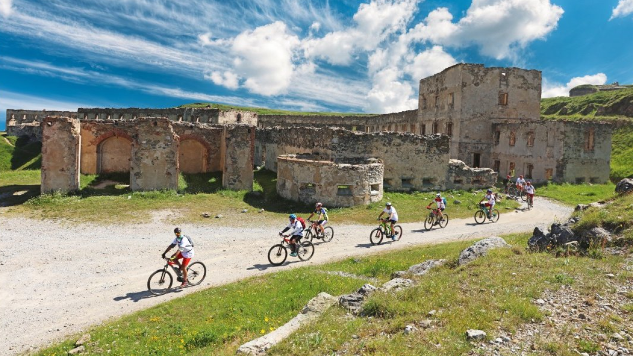 Alta via del sale di Cuneo: la spettacolare strada bianca che unisce le Alpi al mare
