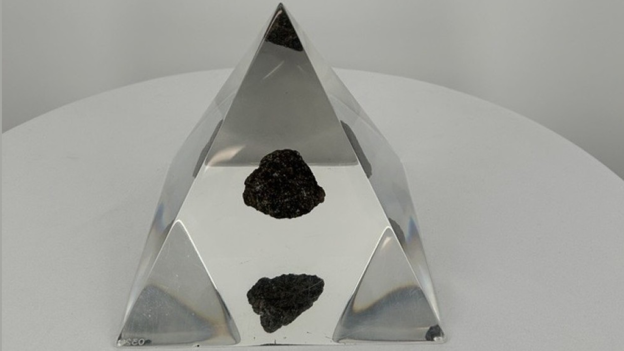 Spazio: una pietra lunare della nasa all’evento “Lariospace 2025”