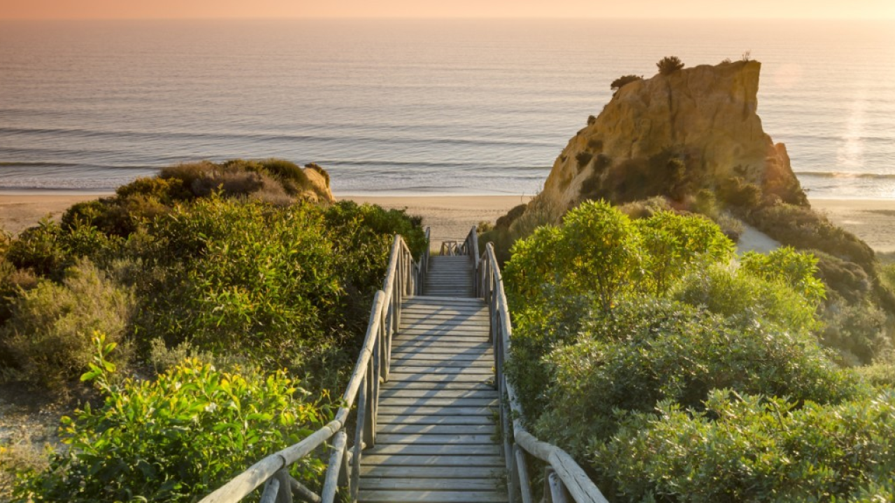 Barceló Hotel Group: ultimi giorni di mare tra Minorca, la Costa Blanca, la Costa de la Luz e le spiagge dell’Atlantico