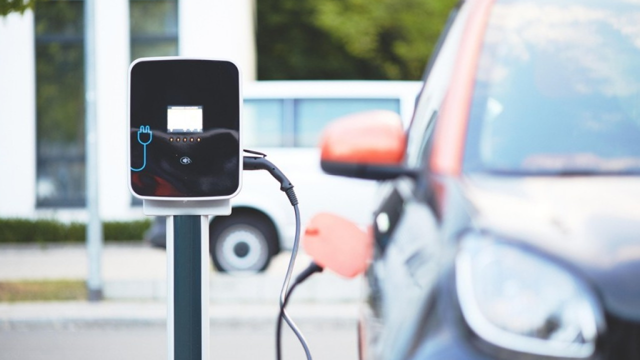 Automotive: in Italia mercato in frenata, l’elettrico ancora marginale (5%)