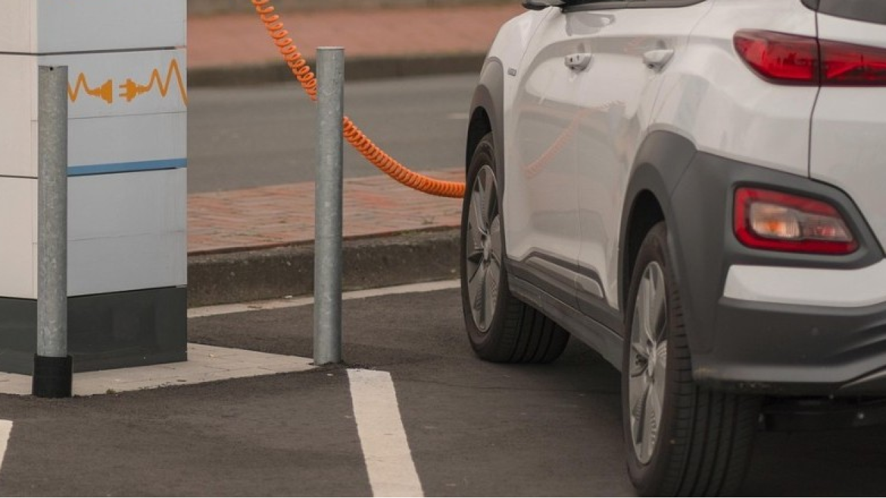 E-mobility: in Italia nel primo semestre 2025 solo il 10,5% delle immatricolazioni è elettrico (PHEV e BEV)