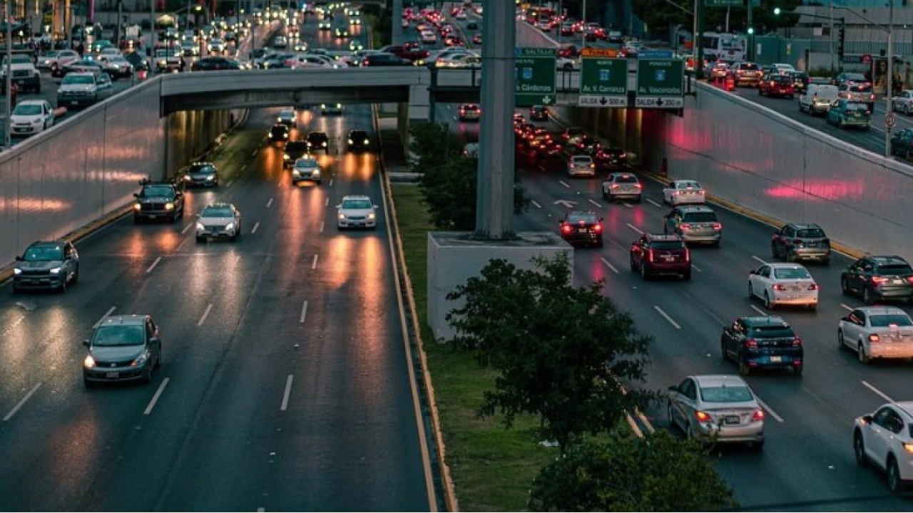 Il parco auto invecchia e le emissioni crescono:  +3% di Co₂ rispetto al 2019