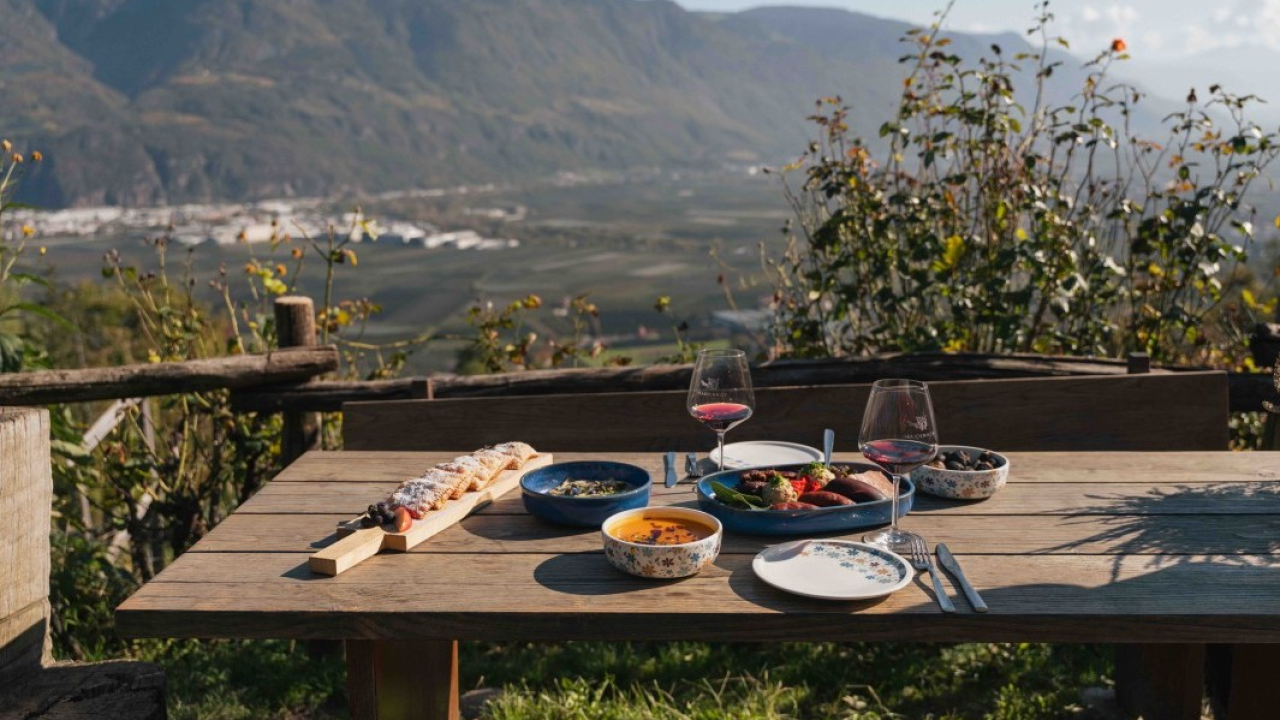 A Lana la tradizione incontra la modernità: Törggelen, vini d’eccellenza e vacanze slow