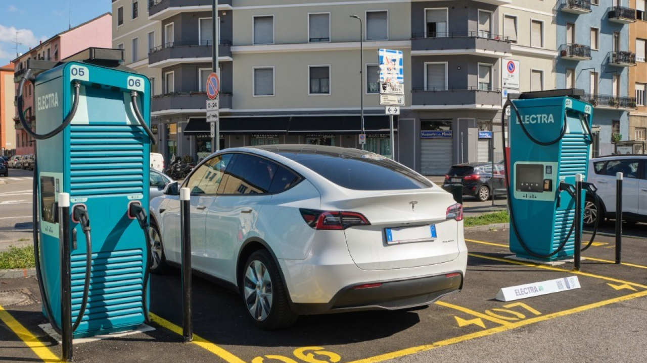 Electra inaugura 17 stazioni di ricarica ultraveloce a Milano