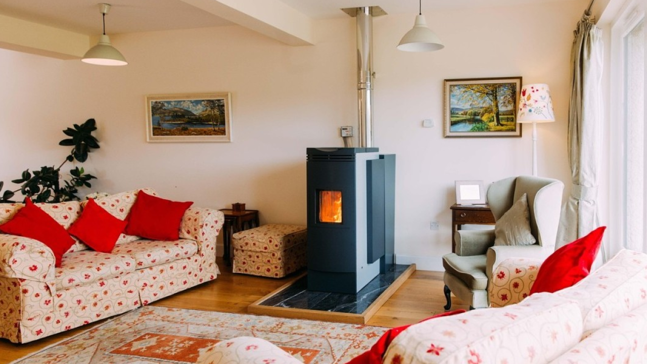 Riscaldare la casa spendendo meno: il boom online di stufe e termosifoni smart