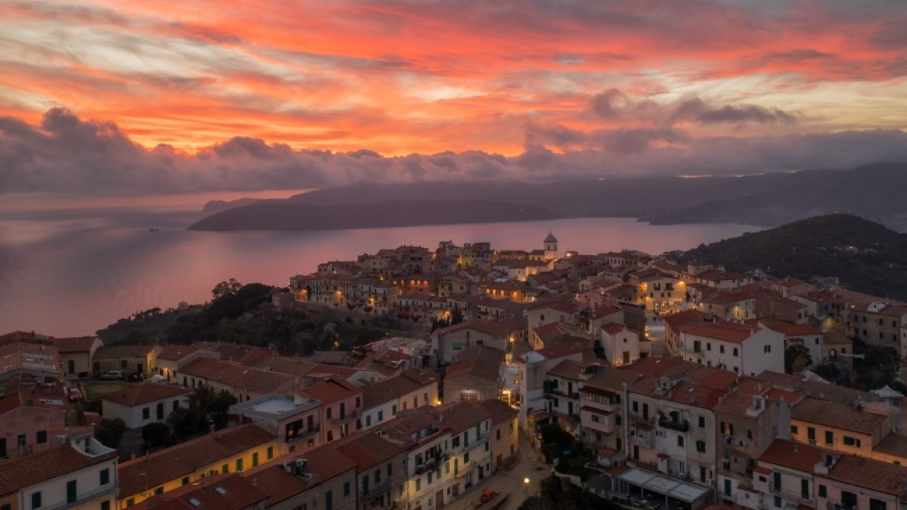 Natale all'Isola d'Elba: le iniziative tra magie di luci, mercatini e l'autentico inverno isolano