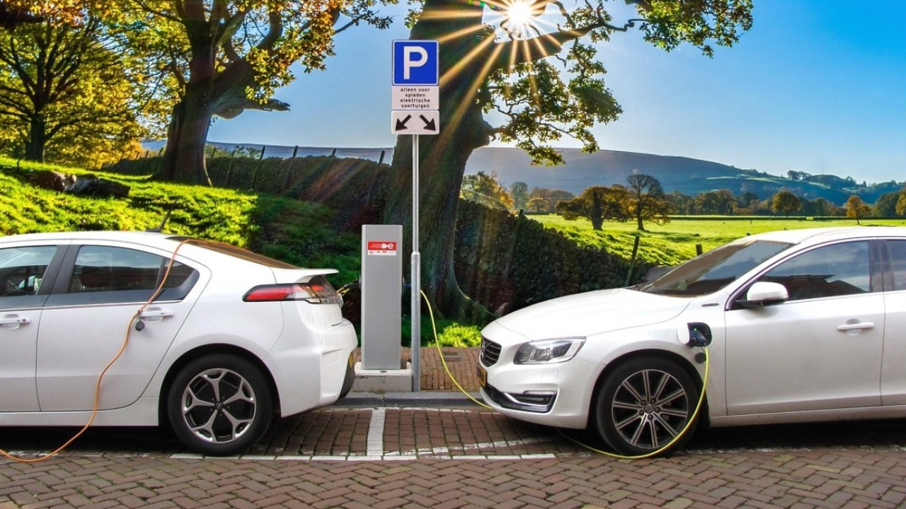 Dati Geotab: batterie dei veicoli elettrici in buone condizioni nonostante l’aumento della ricarica rapida