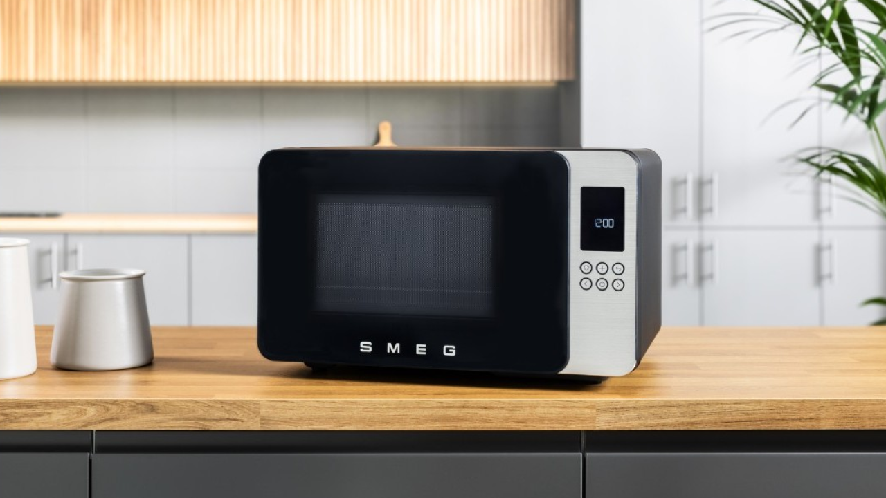 SMEG reinterpreta il forno a microonde: tecnologia, design e versatilità in cucina