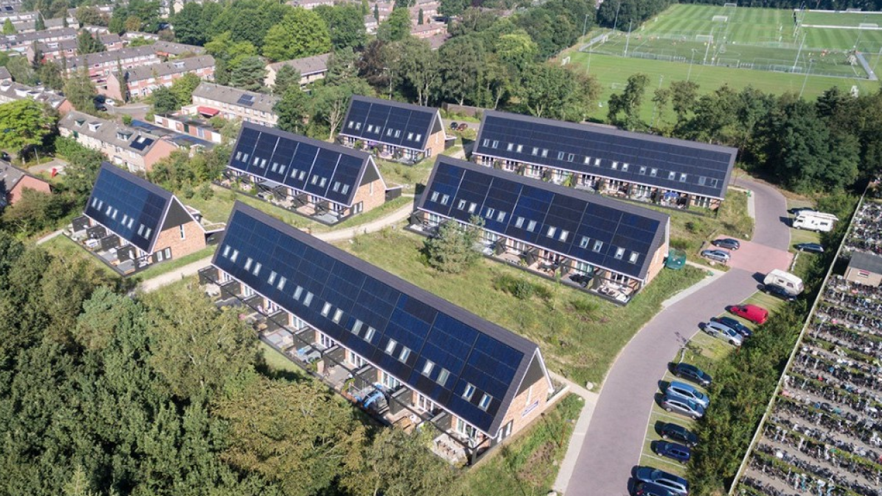 Architettura solare nei Paesi Bassi: i tetti fotovoltaici degli NZEB di Ermelo dialogano con le finestre FAKRO