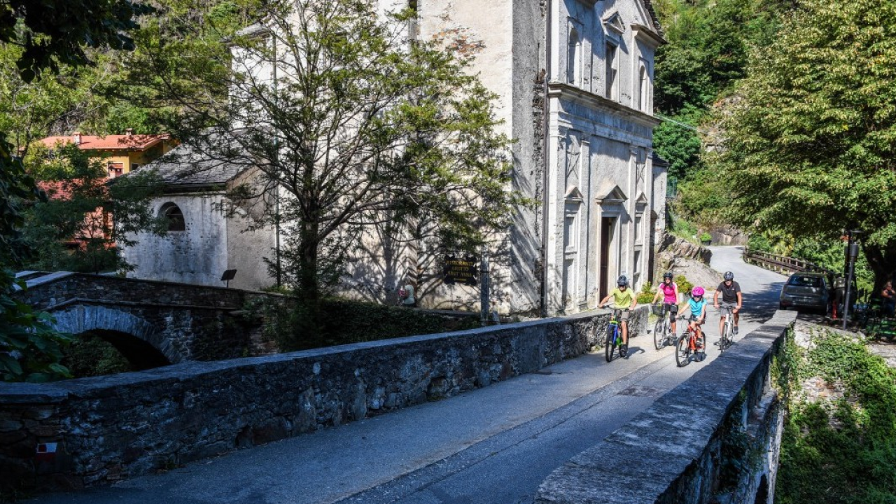 Primavera nel Distretto dei Laghi: un viaggio tra colori rari e orizzonti infiniti