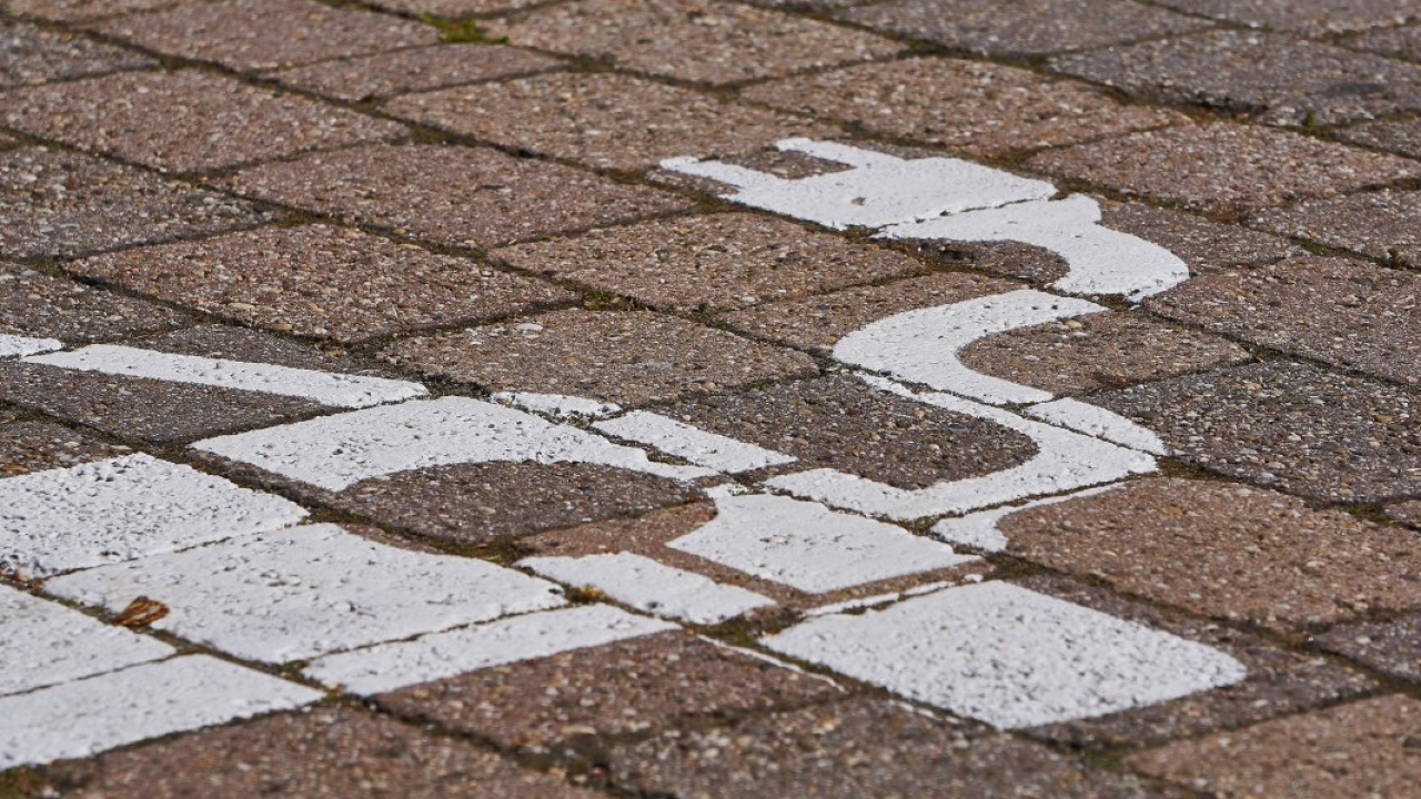 Auto elettriche, studio T&E: nel 2025 prezzi medi delle BEV in calo di 1800 euro