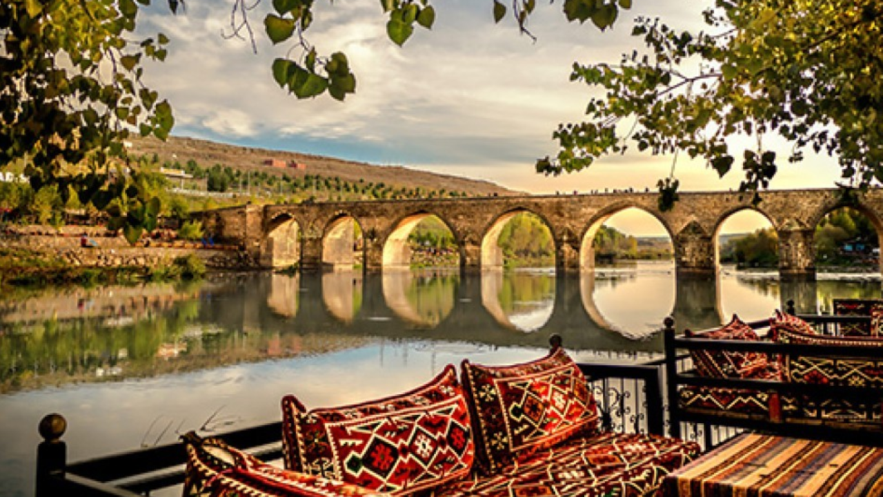 Ponti di primavera: tre rotte leggendarie per viaggiatori in cerca di mito