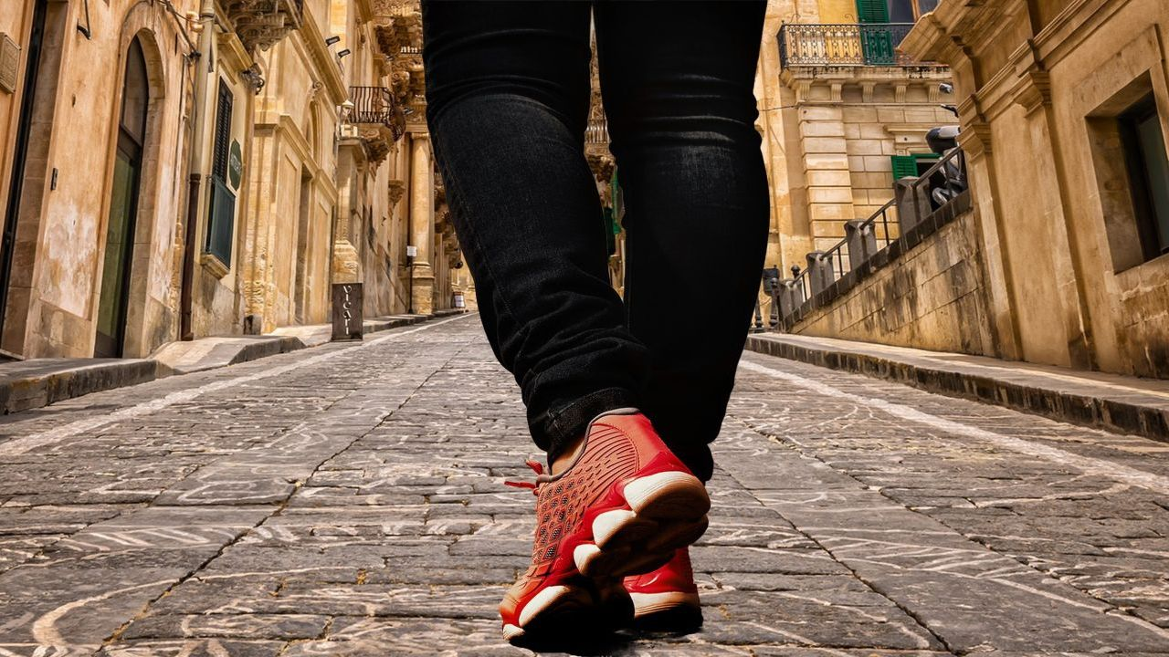 Mobilità pedonale: in Italia camminare fa risparmiare 60.000 tonnellate di CO2 nel 2026