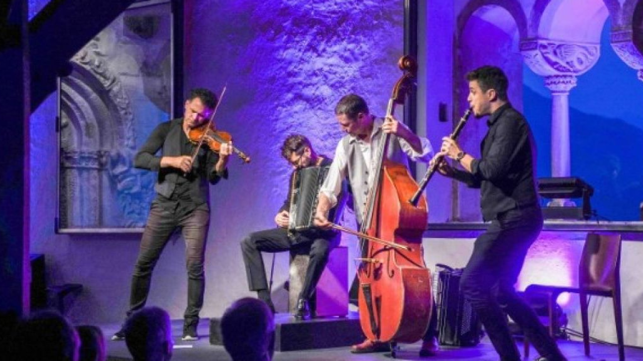 L'estate di Tirolo: musica sotto le stelle, arte di strada e tradizioni nel borgo sopra Merano