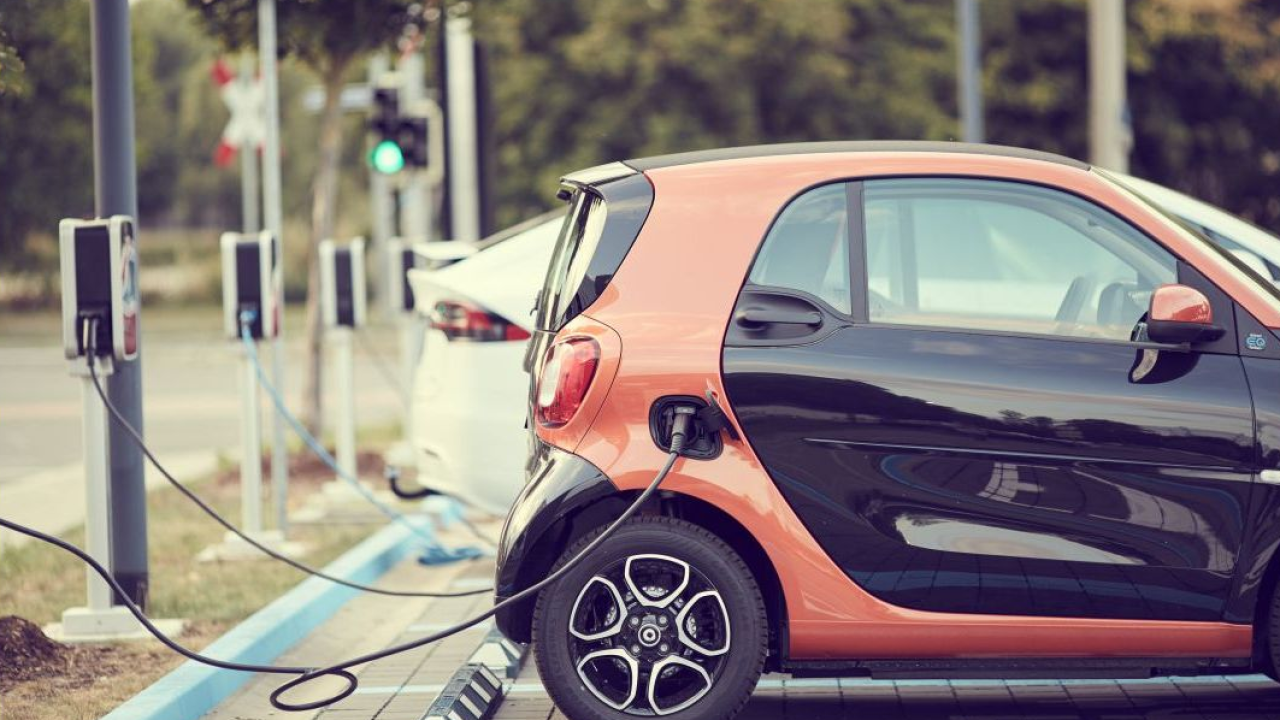 Auto elettriche e tecnologia V2G: in Italia risparmi fino a 36 miliardi di euro per l'accumulo energetico