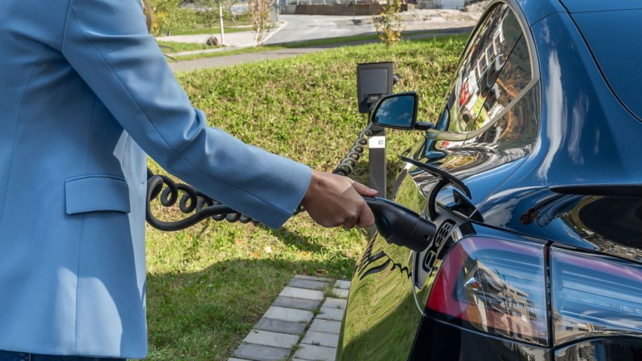 L’automotive in Italia frena nel 2025: la transizione energetica resta un obiettivo lontano