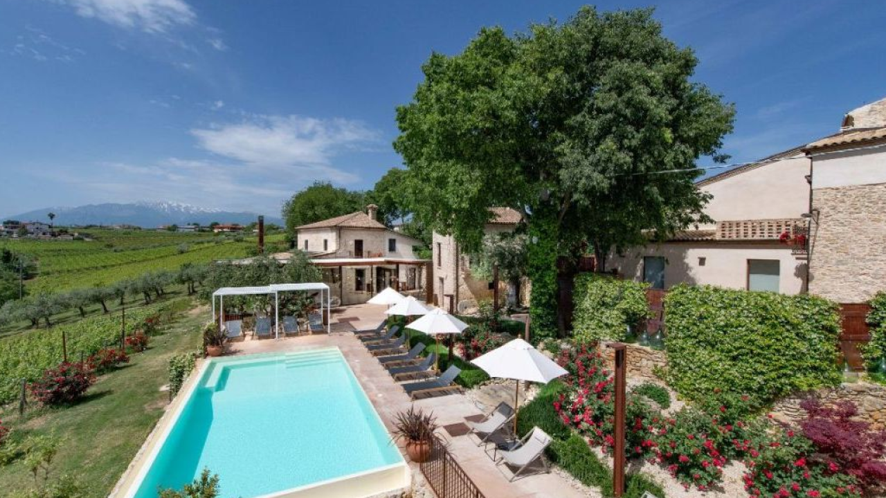 Borgo Baccile, rifugio slow tra i vigneti d’Abruzzo: l'estate 2026 tra natura, vino e storia
