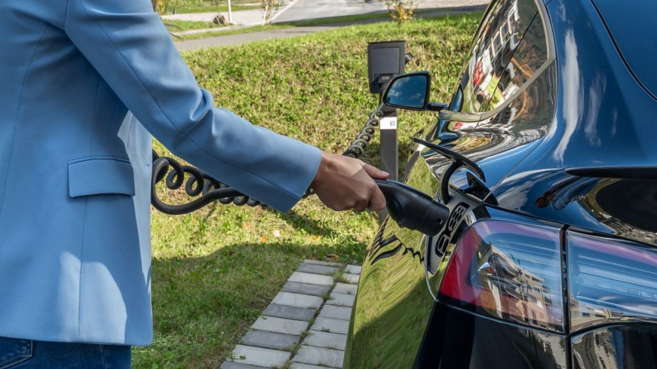 Mercato auto Italia: le elettriche pure (BEV) salgono al 10,1% di quota nel mese, trainate dal rush finale degli incentivi