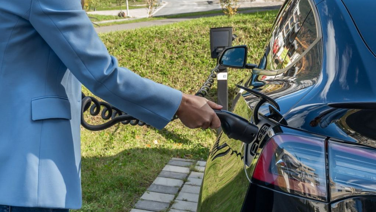 Auto elettriche: i dazi UE stanno funzionando? La nuova analisi di T&E tra successi industriali e il nodo critico delle batterie