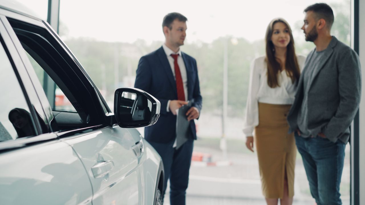 L'auto usata frena a maggio 2026: calano i trasferimenti netti, crescono le ibride e resistono le vetture più anziane