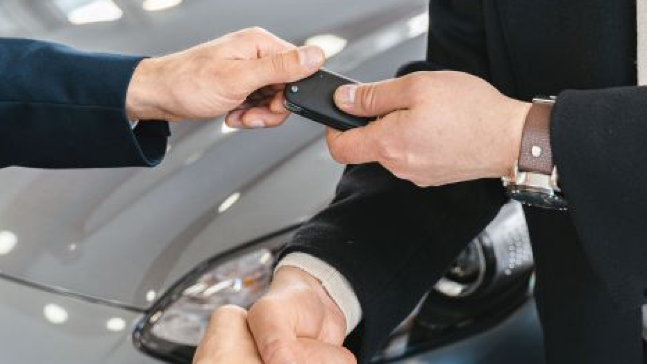 Mercato auto in Italia: a luglio immatricolazioni a +3,9% e stime 2026 riviste al rialzo