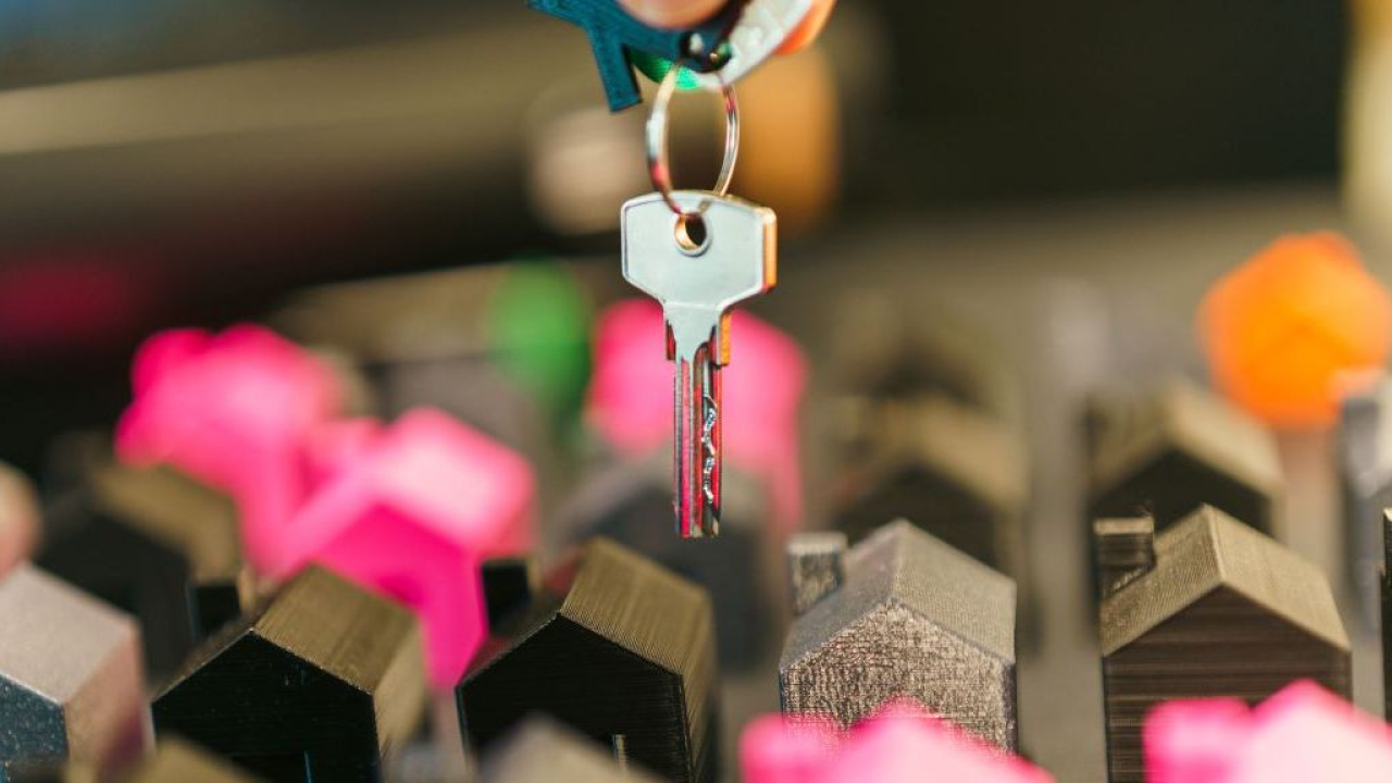 Comprare casa è un'impresa: rincari e tassi alti mettono a dura prova le famiglie