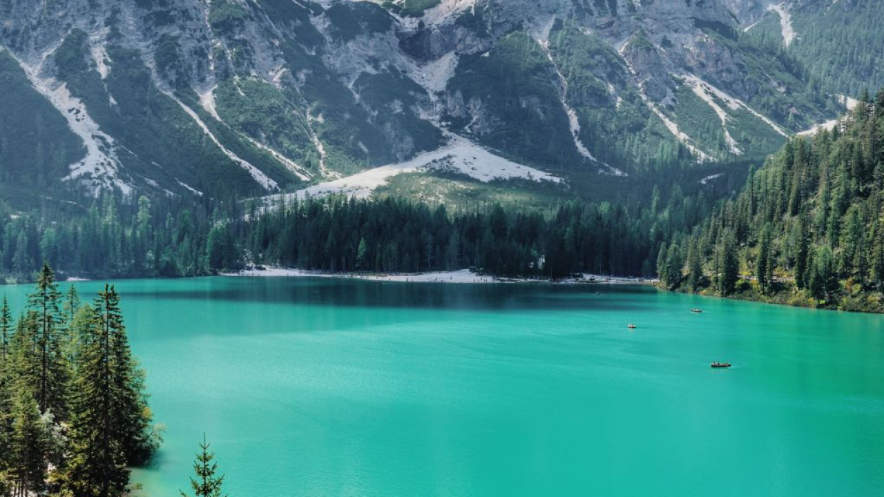 I colori dell’autunno e la magia del foliage tra i laghi e i paesaggi delle Tre Cime Dolomiti