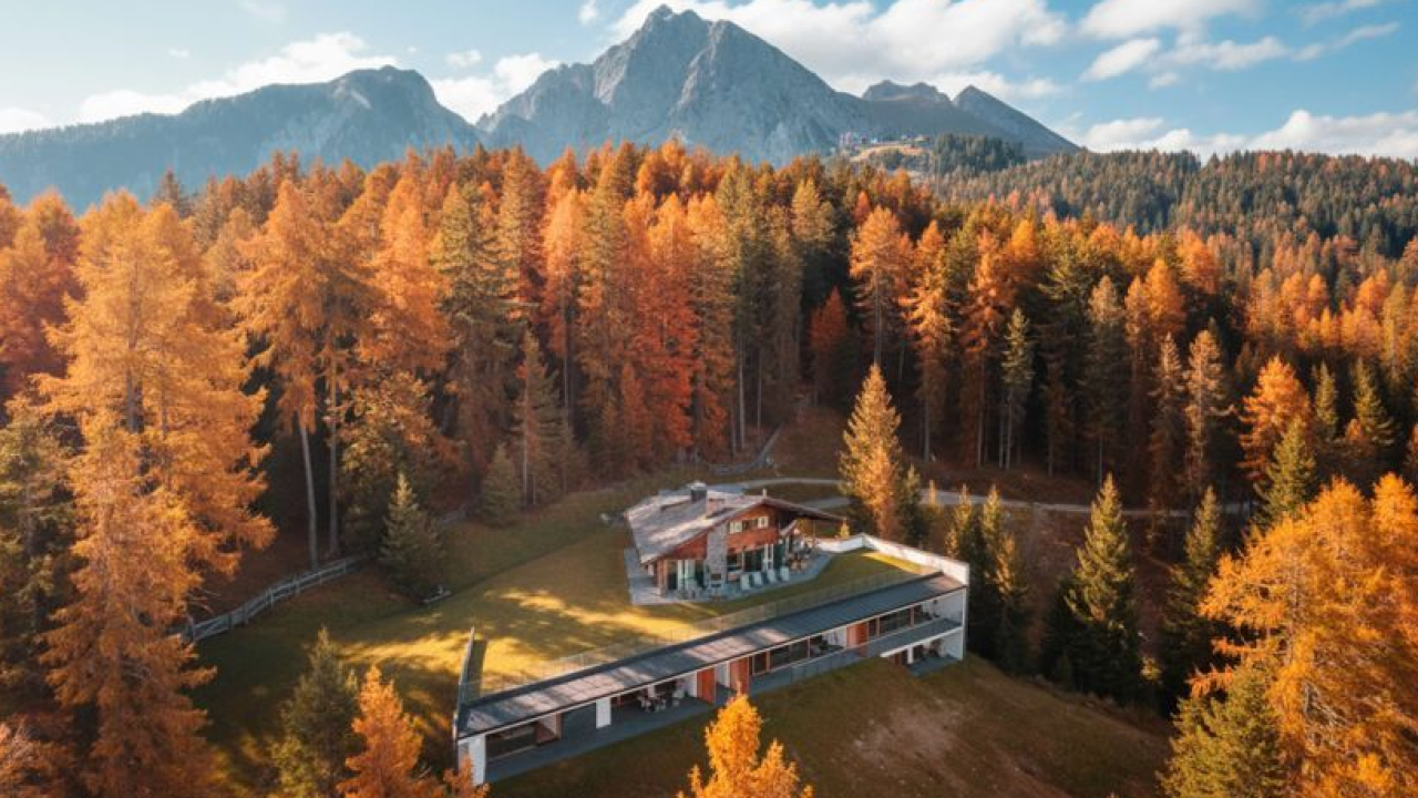 Design alpino e foliage ad Avelengo: lo storico Chalet Magdalena si rinnova tra lussuosi lodge nel bosco e una nuova spa d'alta quota