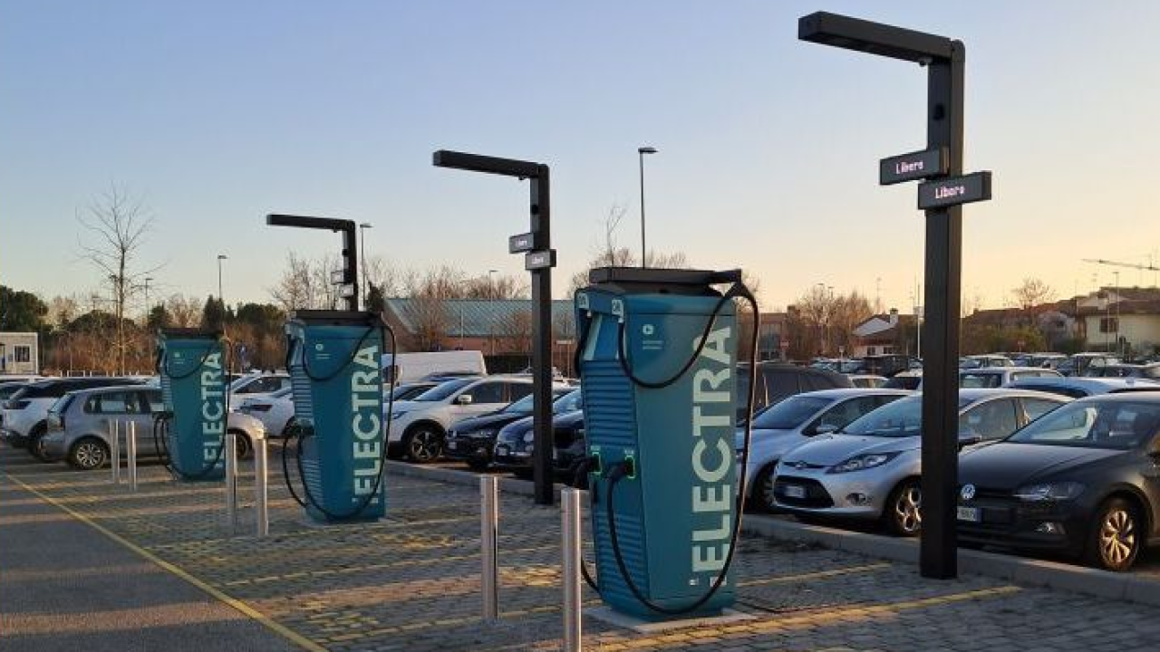 Electra consolida la presenza in Italia, il PNRR finanzia 338 punti di ricarica e la società entra nella rete autostradale